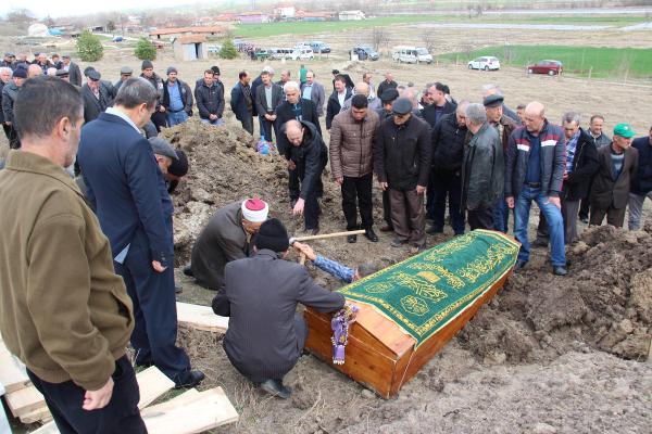 Yan yana gömüldüler