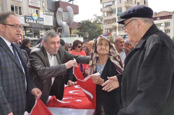 Şehitler için 3 bin Türk bayrağı dağıtıldı