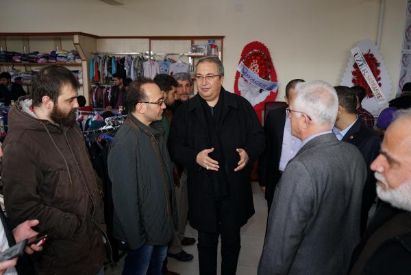Nevşehir'de 'Askıda Elbise Mağazası' açıldı