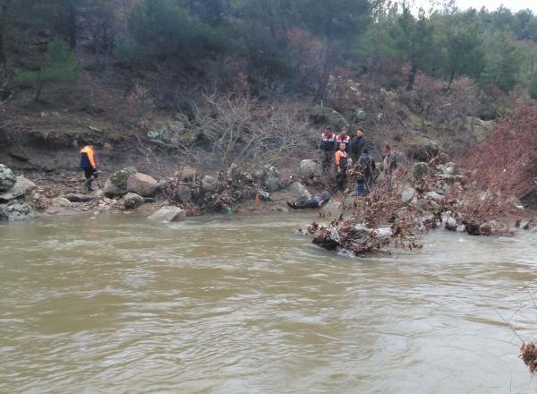 Çaya atlayıp intihar etti