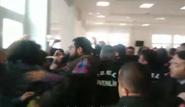 Anadolu Üniversitesi'nde öğrencilerle özel güvenlik görevlileri arasında afiş arbedesi