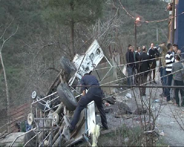 Sürücünün yokuş aşağı çalıştırmak istediği kamyonet 150 metre uçtu