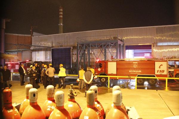 Alüminyum fabrikasında yağ kazanları alev aldı: 3 işçi dumandan etkilendi