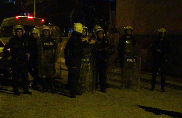 PKK sempatizanları polis taşladı