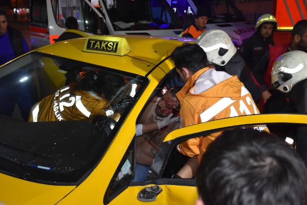 Otomobilde sıkışan taksiciyi itfaiye ekipleri kurtardı