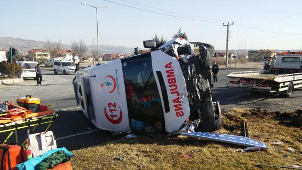 Otomobille ambulans çarpıştı: 5 yaralı