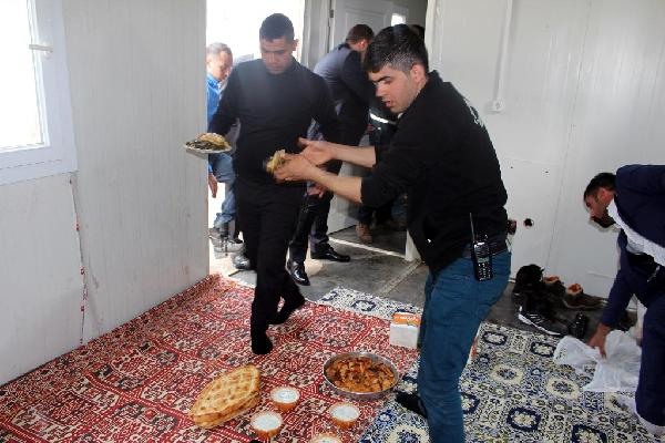 Silopi'de görev yapan polislere ev yemeği ikramı