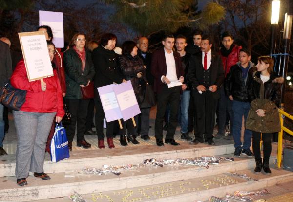 Burdur'da Özgecan'a mumlu ve çiçekli anma