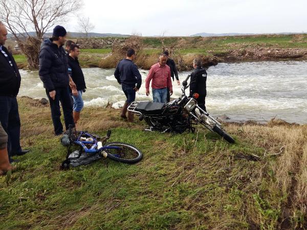Motosikletiyle derede kaybolan genç aranıyor (2)