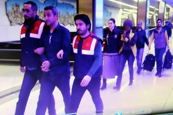 Uçaktan inen iki kişinin çantasında 7 kilo 20 gram eroin bulundu