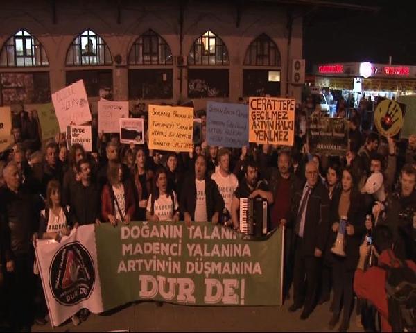 Kadıköy'de Artvin'deki eyleme tulumlu-horonlu destek...