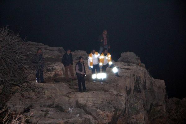 50 metreden düştü, yaralı kurtuldu