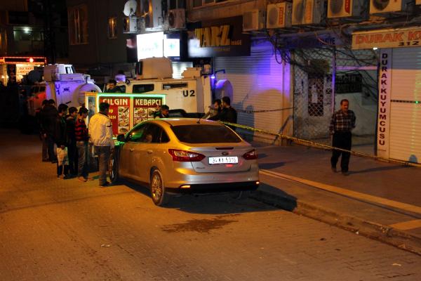 Kaçak bahis oynatılan merkeze el yapımı patlayıcı atıldı: 4 yaralı