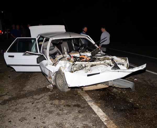 Otomobil ile hafif ticari araç kafa kafaya çarpıştı: 4 yaralı