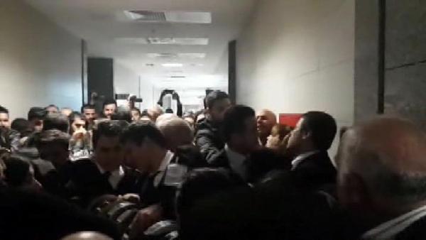 Dilek Doğan Davası öncesi adliye önünde polis müdahalesi