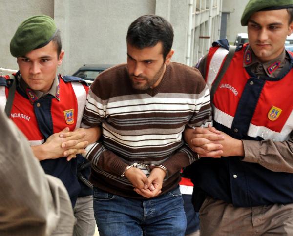 Eşini 33 bıçak darbesiyle öldüren madencinin yargılanmasına başlandı