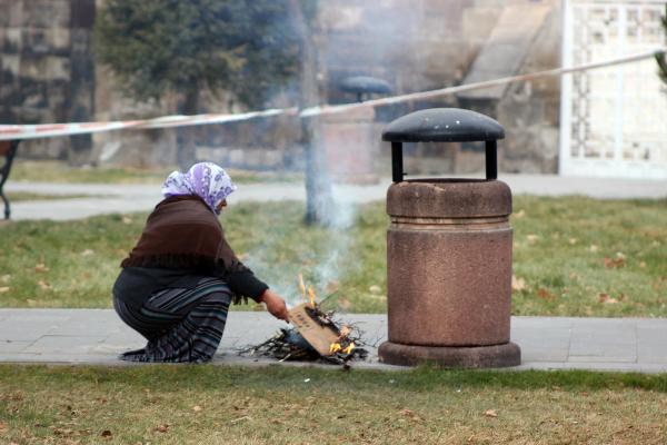 Parkta yaktığı ateşte ısındı