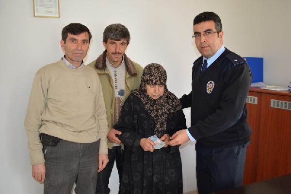 Yerde bulduğu 3 bin lirayı sahibi 72 yaşındaki kadına teslim etti