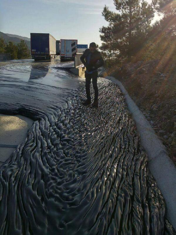 Araçlar yola dökülen bitüme saplandı