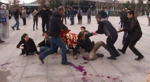 Adliye önünde müdahale edilen grup polise boya attı