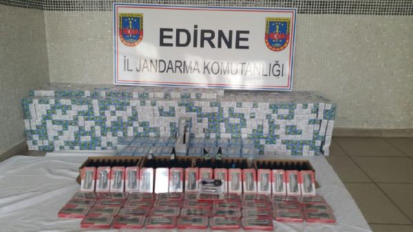 Lüks araçla elektronik sigara kaçakçılığı jandarmaya takıldı