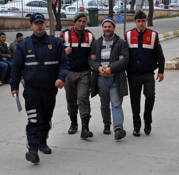 Cezaevi firarisi, eşini vurmak için gittiği evin önünde yakalandı