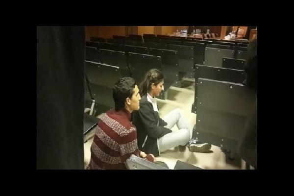Duruşma salonunda oturma eylemi yapan 2 kişi gözaltına alındı