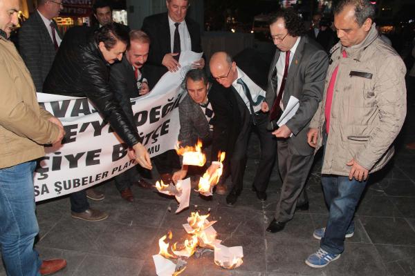 Manisa'da bordro yakma eylemi