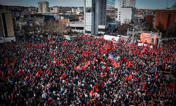 Kosova’nın bağımsızlığın 8’inci yıl dönümünde muhalefetin düzenlediği protestoya 100 binin üzerinde kişi katıldı