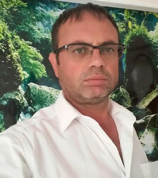 Emlak ofisinde intihar etti
