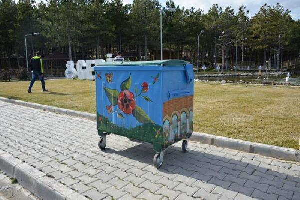Gediz'de çöp konteynerleri tuval oldu