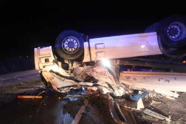 Orta refüje çarpıp ters dönen TIR'ın şoförü öldü