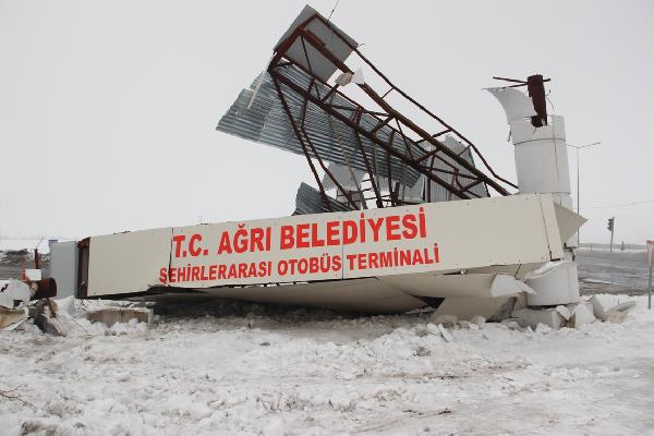 Buzda kayan otobüs, otogar kapısını yıktı