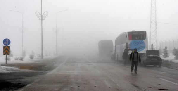 Erzurum'da hava ulaşımını sis vurdu