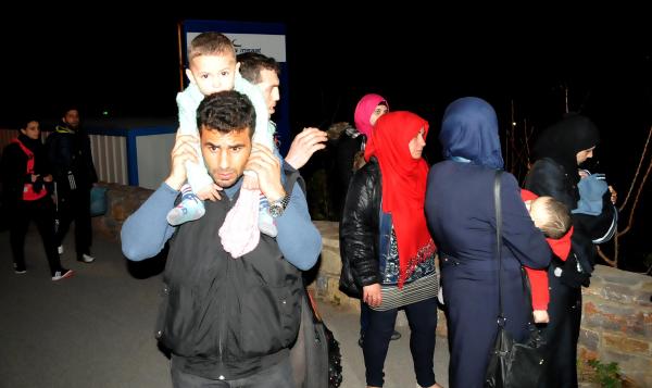 Kaçak teknesi 100 metre açıkta yan yattı; 20 kişi kurtuldu