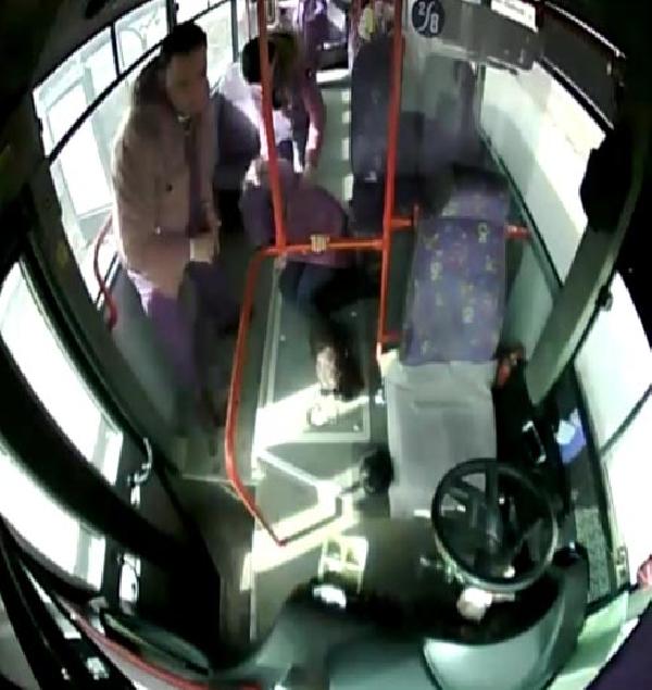Otobüs şoförü, kalp krizi geçiren yolcunun hayatını kurtardı