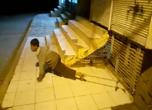 Siverek'te engelli çocuk iple demire bağlandı