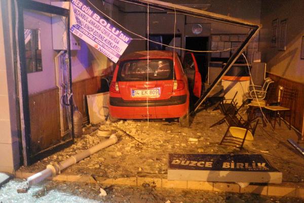 Otomobil işyerine girdi: 4 yaralı