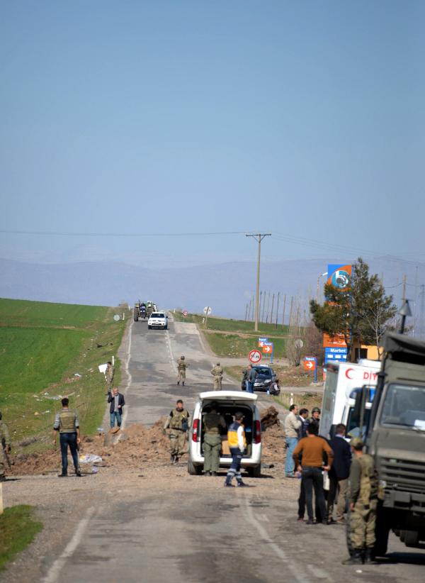 Lice'de PKK'dan askeri araca bombalı saldırı: 6 şehit (3)
