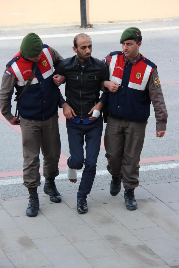 Jandarmadan saklanırken, çatıdan düşüp bacağını kırdı