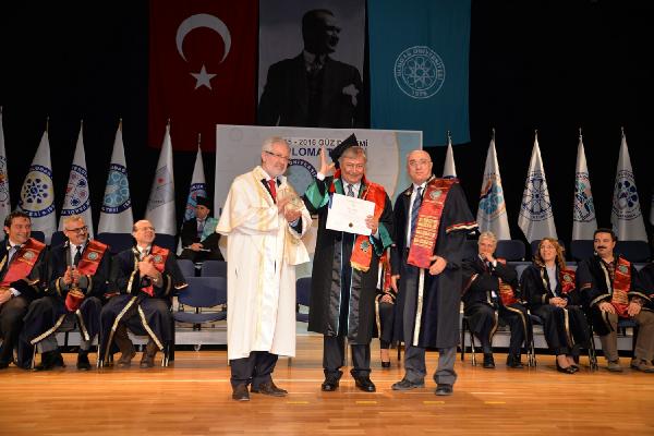 60 yaşında üçüncü üniversiteyi bitirdi