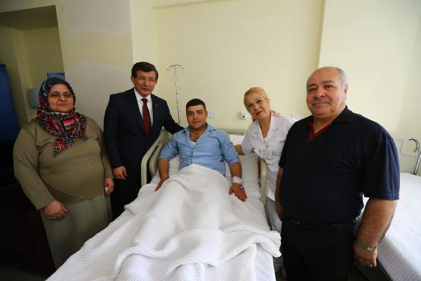 Başbakan Davutoğlu, saldırıda yaralananları GATA'da ziyaret etti
