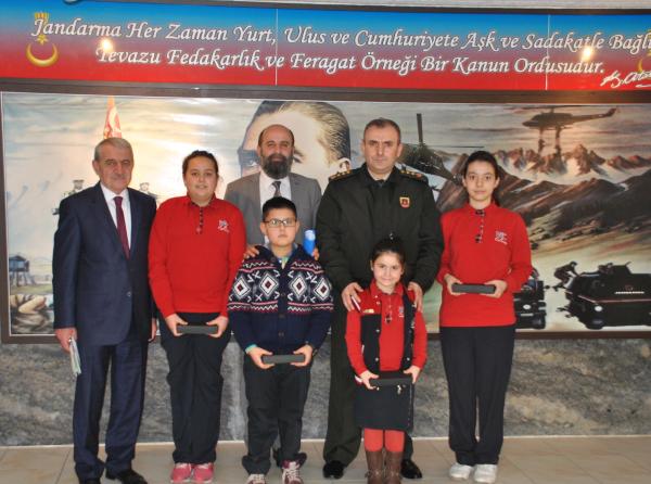Öğrencilerden terörle mücedele eden güvenlik güçlerine mektup