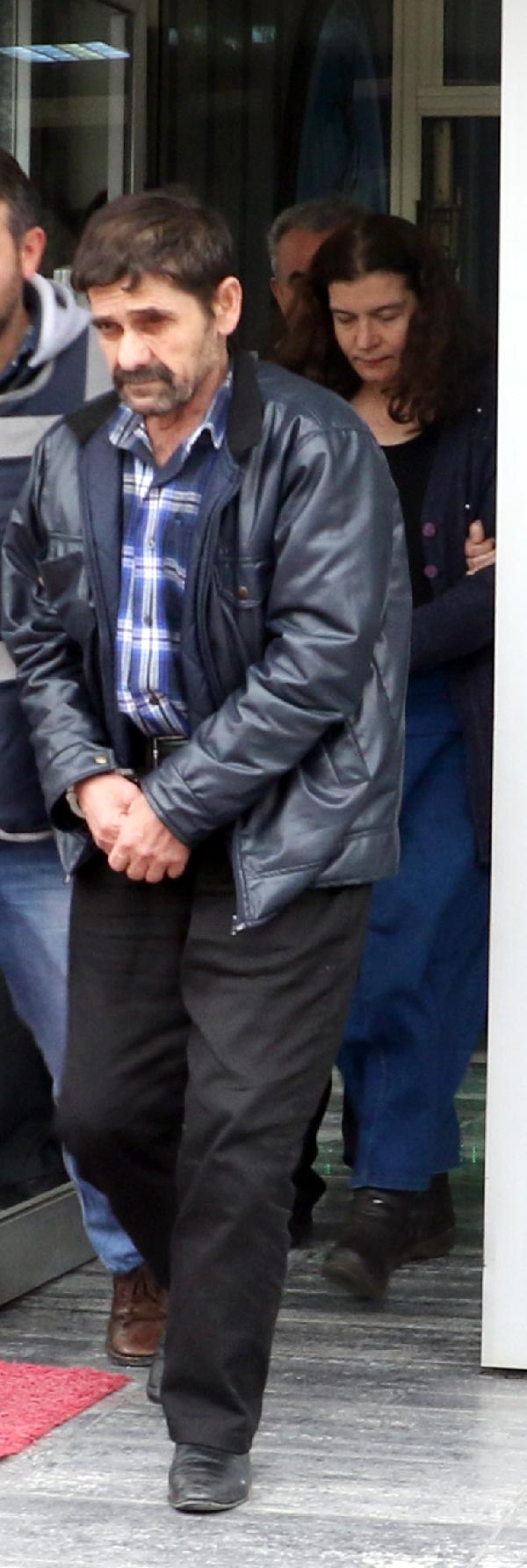 Öz kızlarına zorla fuhuş yaptırdıkları iddiasıyla yakalandılar