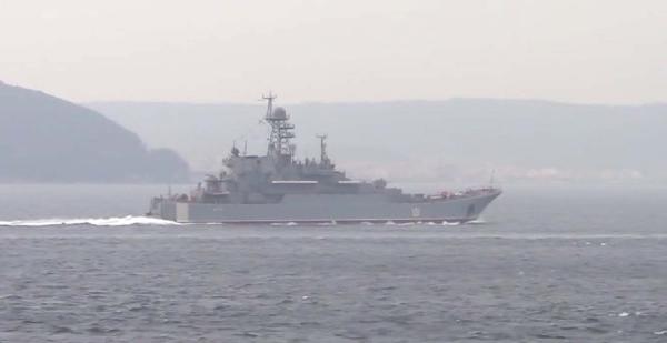Rus savaş gemileri Çanakkale Boğazı'ndan geçti