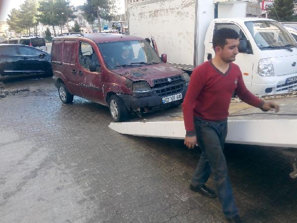 Kahta’da seyir halindeki araç yandı