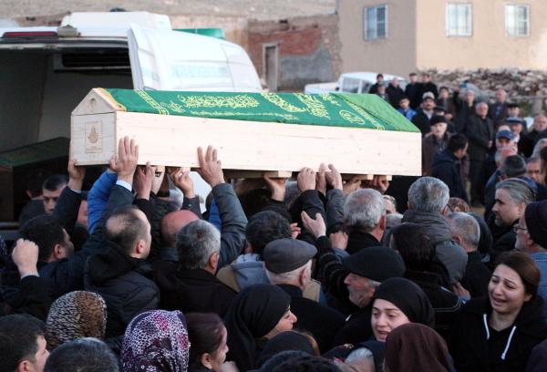 Ankara'da bombalı saldırıda ölen gazeteci Gülşen Yıldız için Elbistan'da yas (2)