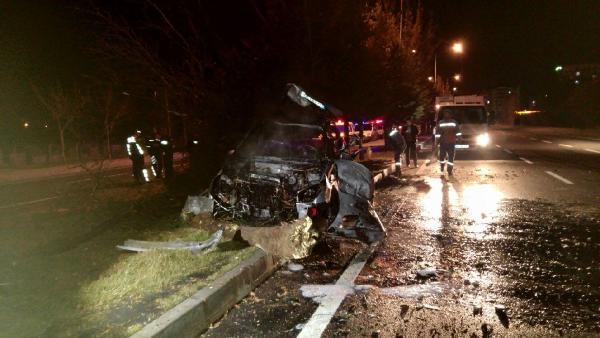 Takla atan otomobil, refüjdeki ağaca çarpı: 3 yaralı