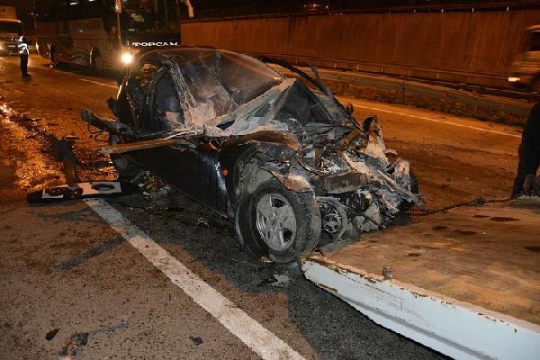 Bariyerleri aşan TIR otomobile, trafo ve duvara çarptı: 1 yaralı