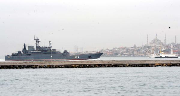 Rus askeri gemisi Karadeniz'e geçerken, silahlı asker güvertede nöbet tuttu